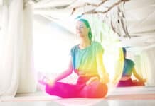 Les 7 rayons sacrés : d’où vient cette pratique spirituelle qui associe couleurs, méditation et maîtres ascensionnés ?