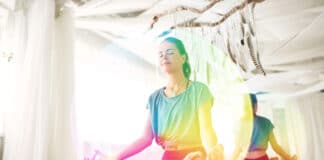 Les 7 rayons sacrés : d’où vient cette pratique spirituelle qui associe couleurs, méditation et maîtres ascensionnés ?